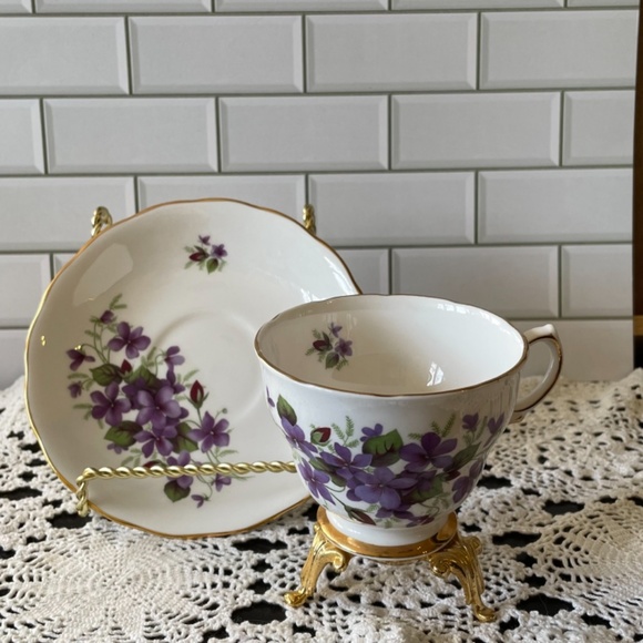 Purple Violets Colclough brand Tea Cup and Saucer Bone China / G665 / pattern # - Picture 2 of 10